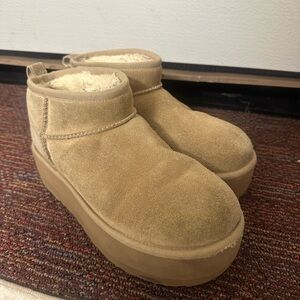 Platform Ugg minis size 8 excellent condition